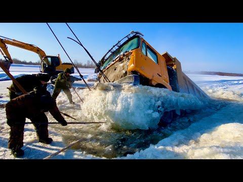 Видео: Как вытащить Грузовика из замёрзшей реки падающей стрелой