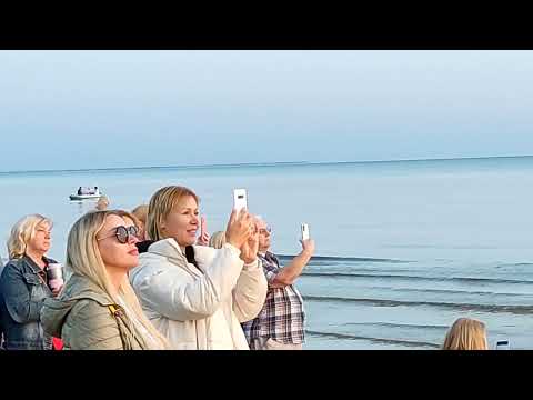 Видео: Концерт на пляже в Юрмале при восходе солнца! Орган. | Ērģeļmūzika Jūrmalā saullēkta laikā!