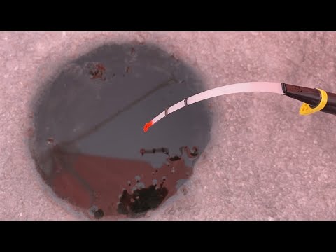 Видео: В глубокой ЛУНКЕ ХАПНУЛО мормышку! Первый лёд. Зимняя рыбалка 2021