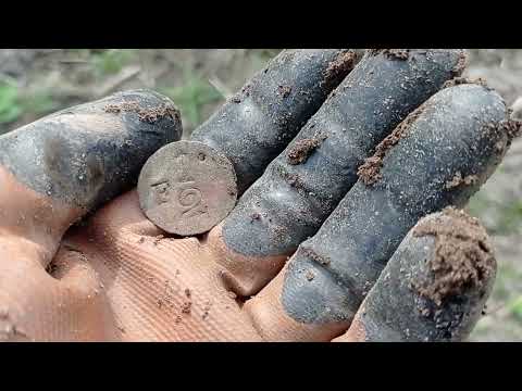 Видео: в поиске клада.  ходим по полю, шурфим.