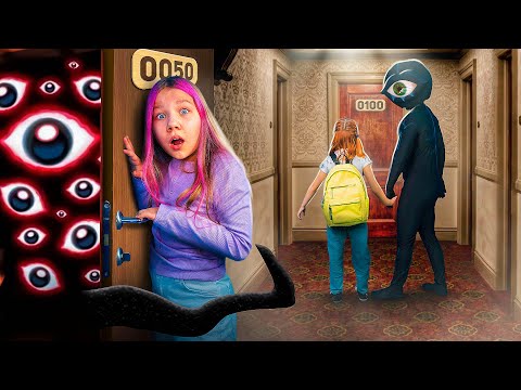 Видео: DOORS РОБЛОКС в РЕАЛЬНОЙ ЖИЗНИ! МЛАДШУЮ СЕСТРУ ПОХИТИЛА игра ДОРС РОБЛОКС двери!