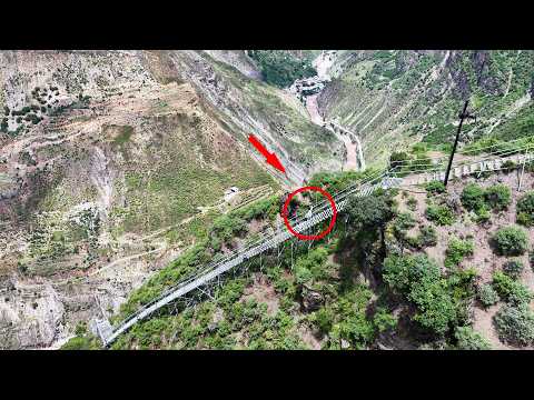 Видео: Деревня на скалах в Китае настолько страшная, что у меня слабеют ноги после спуска с горы.