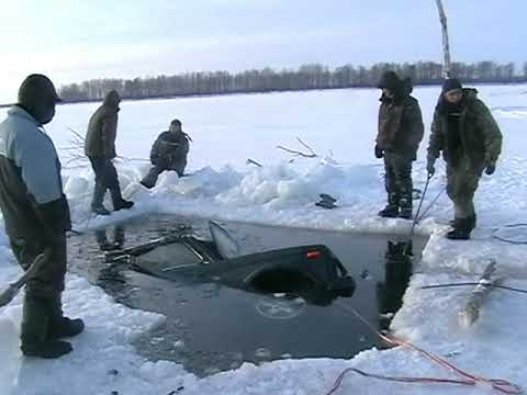 Видео: Спасение авто из-подо льда