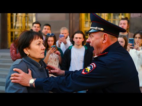 Видео: "СТАРУХА, УБИРАЙСЯ!" — охранник унизил её, не зная, что это ГЕНЕРАЛ в отставке.