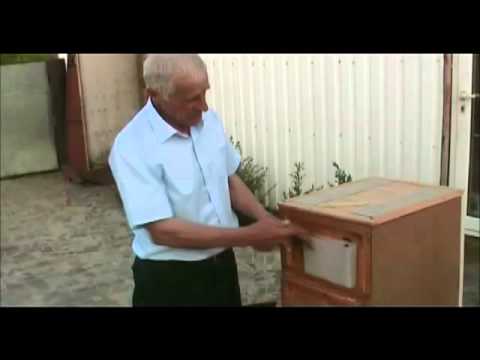 Видео: Универсальная поилка кормушка для пчёл. Миленина М.И.