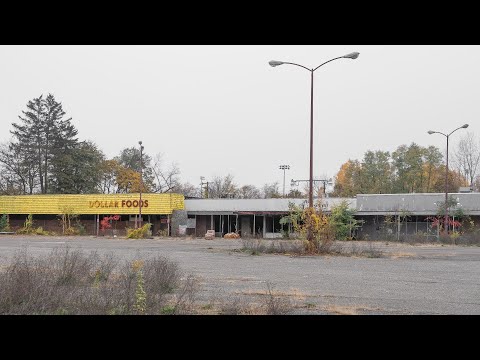 Видео: Исследуем заброшенный мини-торговый центр 1980-х годов, переживший постапокалипсис. Встреча бездо...