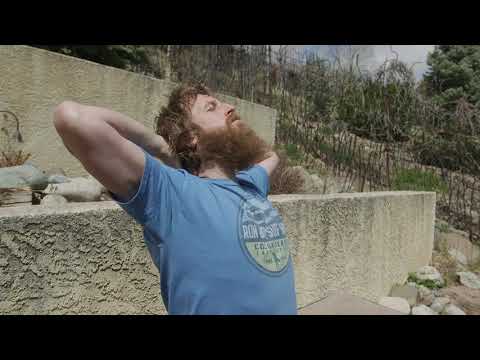 Видео: Потягивание для снятия напряжения в шее и плечах