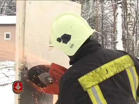 Видео: Технологии аварийного вскрытия дверей при помощи бензореза