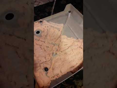 Видео: Двухкомпонентная пена из Леруа Мерлен. Запениваю поддон от душевой кабины.