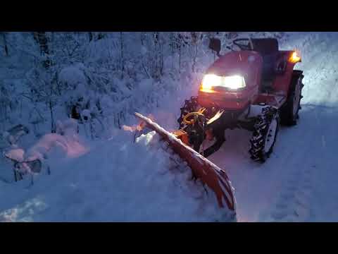 Видео: Kubota А14 очистка снега  самодельным отвалом