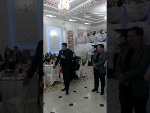 Видео: Олжас Сүлейменов Асаба Музыкант досының тойын ПРИКОЛмен айырып жатыр