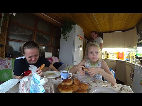 Видео: ВЛОГ «Понабежали Москвичи на сырники 🤣 / «Села на Женю» / Сваи мне и соседу 😂 19 сентября 2020 г.