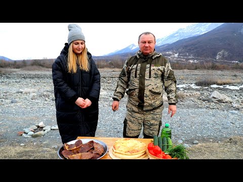 Видео: ОБЕД НАСТОЯЩЕГО ОСЕТИНА: МЯСО и ПИРОГИ! ОСТОРОЖНО! ЭКРАН МОЖЕТ ПОСТРАДАТЬ!