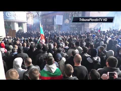 Видео: TribunaPlovdivTV HD: Протестиращите нападнаха джамията