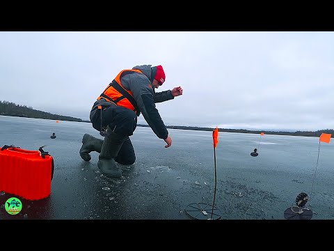 Видео: ЖЕСТЬ ЧТО НАЧАЛОСЬ.. РАССТАВИЛ ИХ НА ГЛУБОКОЙ ЯМЕ... Рыбалка 2025. Опасный первый лед.