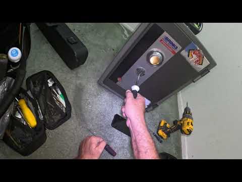 Видео: Открытие сейфа Brink’s, оставленного умершей пожилой женщиной.