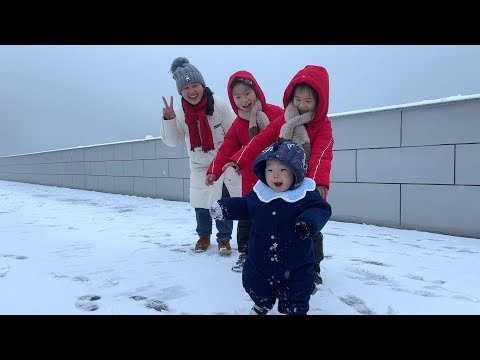 Видео: Два дня до Нового года. Сильный снег. Мать повела троих детей развлекаться