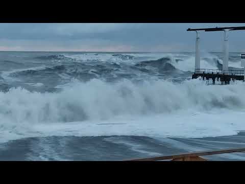 Видео: почти зимний шторм в Адлере