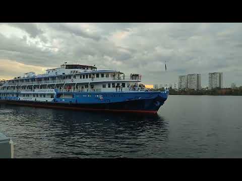 Видео: Почти тихий и быстрый уход теплохода Александр Бенуа из Москвы с прощальным гудком/04.10.2025/Москва
