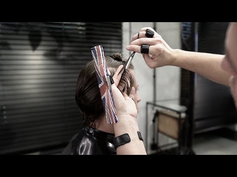 Видео: КАК СТРИЧЬ МУЖСКУЮ СТРИЖКУ НА ПАЛЬЦАХ, техника стрижки ножницами