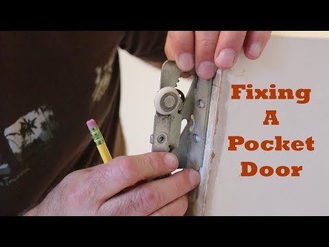 Видео: Как починить застрявшую карманную дверь