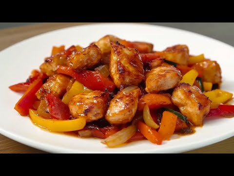 Видео: Сочный куриный мясо в томатном соусе с овощами - максимум вкуса за минимальное время!