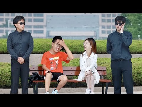 Видео: Если рядом внезапно появятся два телохранителя, как будут реагировать прохожие?