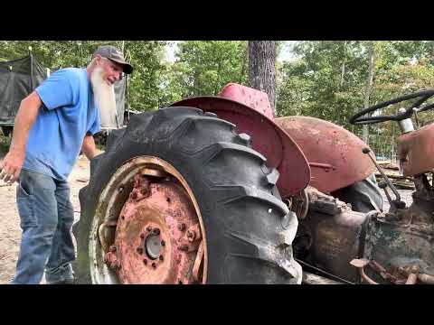 Видео: Замена задних шин на тракторе Massey Ferguson.