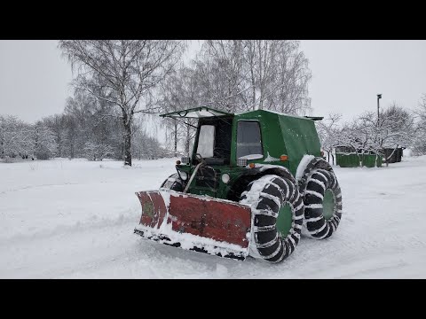 Видео: Чистим снег  вездеходом. Обзор трактора помогатора .