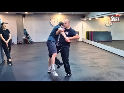 Видео: НОЖ У ГОРЛА Сбоку - Что Делать? | Крав мага Рукопашный Бой