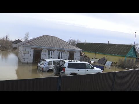 Видео: "Такого не было 30 лет": крупное село затопило в Актюбинской области