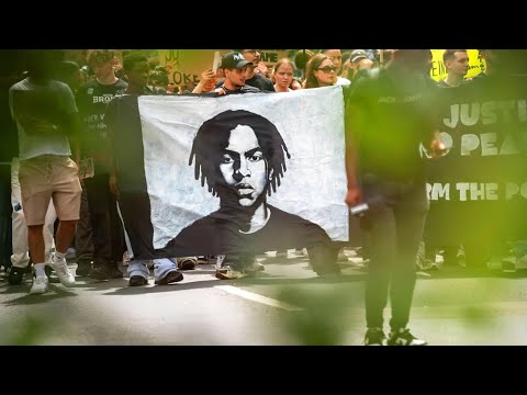 Видео: 21-летний Лоренц был застрелен сзади — полицейскому предъявлены обвинения.