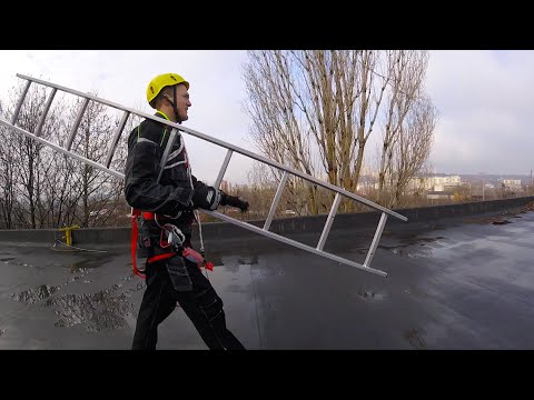 Видео: Подъем на опору с применением предустановленной анкерной линии по приставной инвентарной лестнице