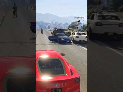 Видео: ПОЛИЦЕЙСКИЕ ИЩУТ НАРУШИТЕЛЕЙ GTA 5 RP! #shorts