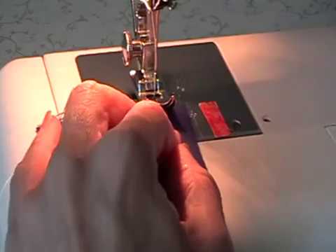 Видео: Учимся шить ровную строчку. Как научиться шить ровно. Курсы кройки и шитья. Шьем ровно. Учимся шить.