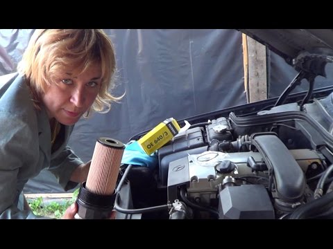 Видео: Замена масла в двигателе на Mercedes C класса с 202 кузовом (двигатель 1,8 бензин).