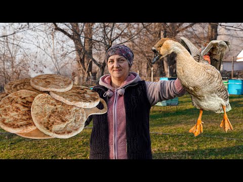 Видео: Вкусный рецепт Гигантского гуся в деревне! - Как приготовить Гуся в тандыре?