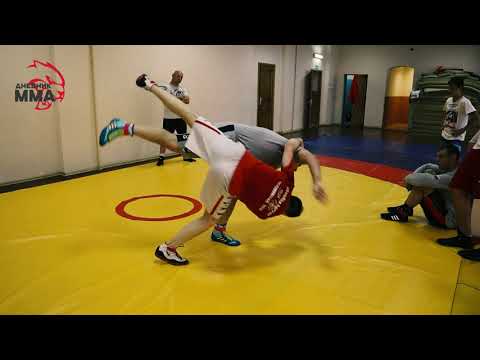 Видео: Выход на бросок подхватом и переход на обвив