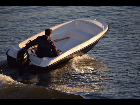 Видео: Обзор стеклопластиковой моторной лодки "Пингвин" от производителя WYATBOAT.