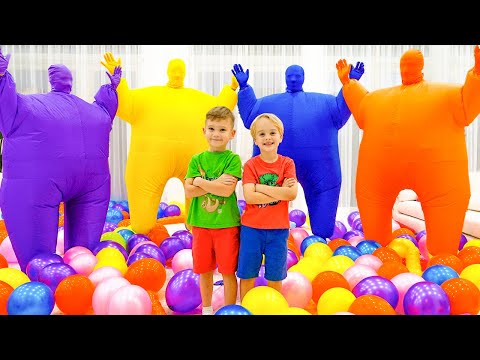 Видео: Крис и его друзья играют с воздушными шарами и игрушками