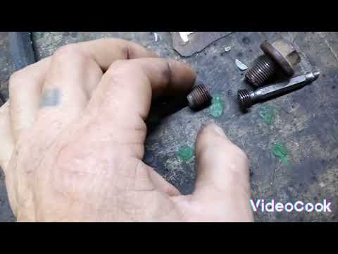 Видео: сломался болт крепления шкива коленвала, удаляю обломок на Датсуне.