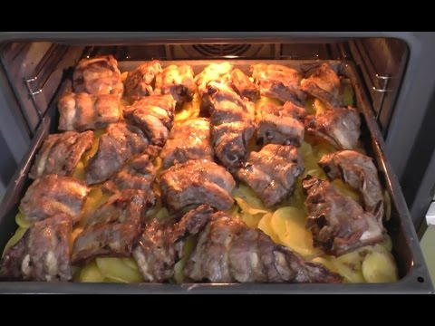 Видео: Свиные рёбрышки с картошкой в духовке