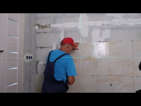 Видео: Укладка большой плитки в ванной прямо на блоки, без штукатурки ч.11 Стены