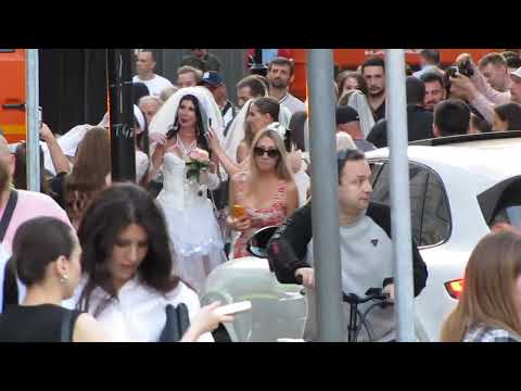 Видео: ❤️ Вы не поверите! Парад невест на знаменитых Патриках в Москве: "Хочу я замуж, замуж хочу!"