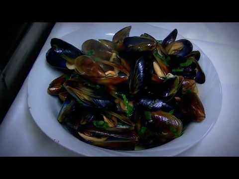 Видео: Раковины в оболочке с белым вином, маслом, чесноком и дёломом