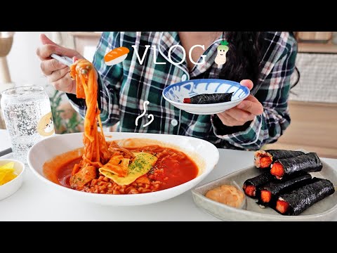 Видео: Толстые роллы с лососем🍣, острая Булдак Рабокки🍜 и небольшая перестановка в комнате 🛋️ | Спам Гимбап