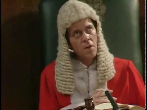 Видео: Шоу Фрая и Лори. Суд. (из 1-5)