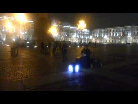 Видео: Уличные музыканты Питер Николай Музалёв на Дворцовой 30 октября - Красно-желтые Дни