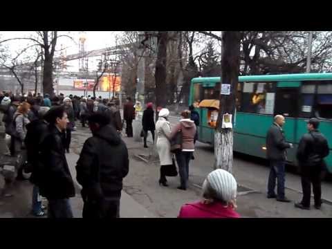 Видео: Остановка трест «Алчевскстрой» 08.11.2013 в «час пик» ч.2