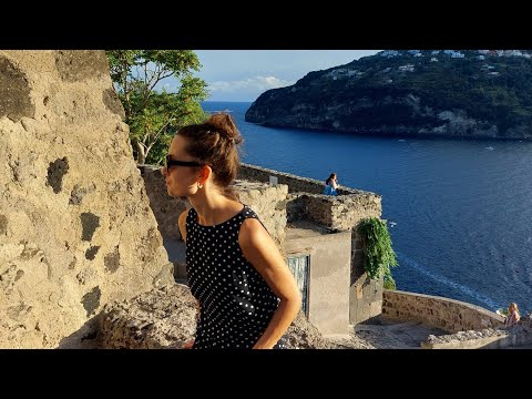 Видео: Italy VLOG. Самый большой термальный парк, наш отель, гуляем по зАмку. Остров Искья.